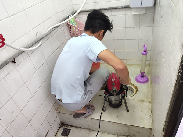 福泉管道堵塞冒臭气 专业师傅现场解决问题