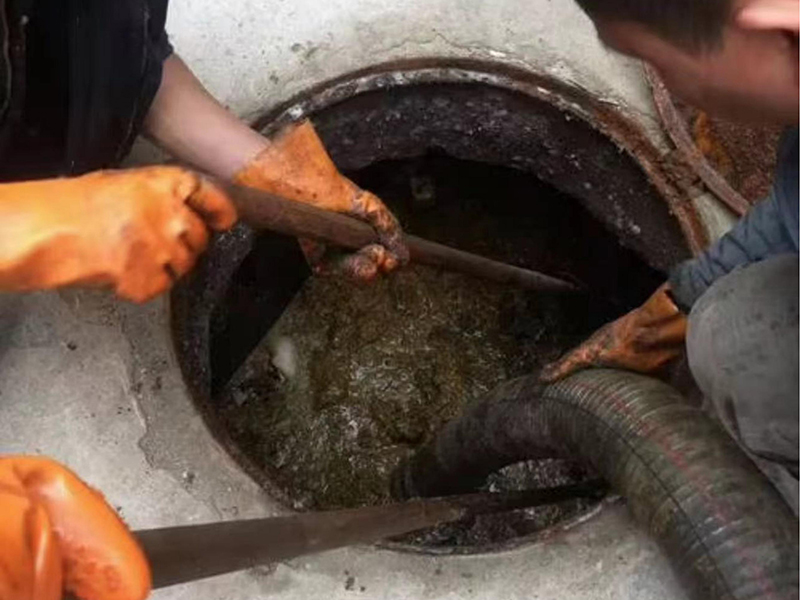 福泉清理化粪池时如何避免沼气的危害？